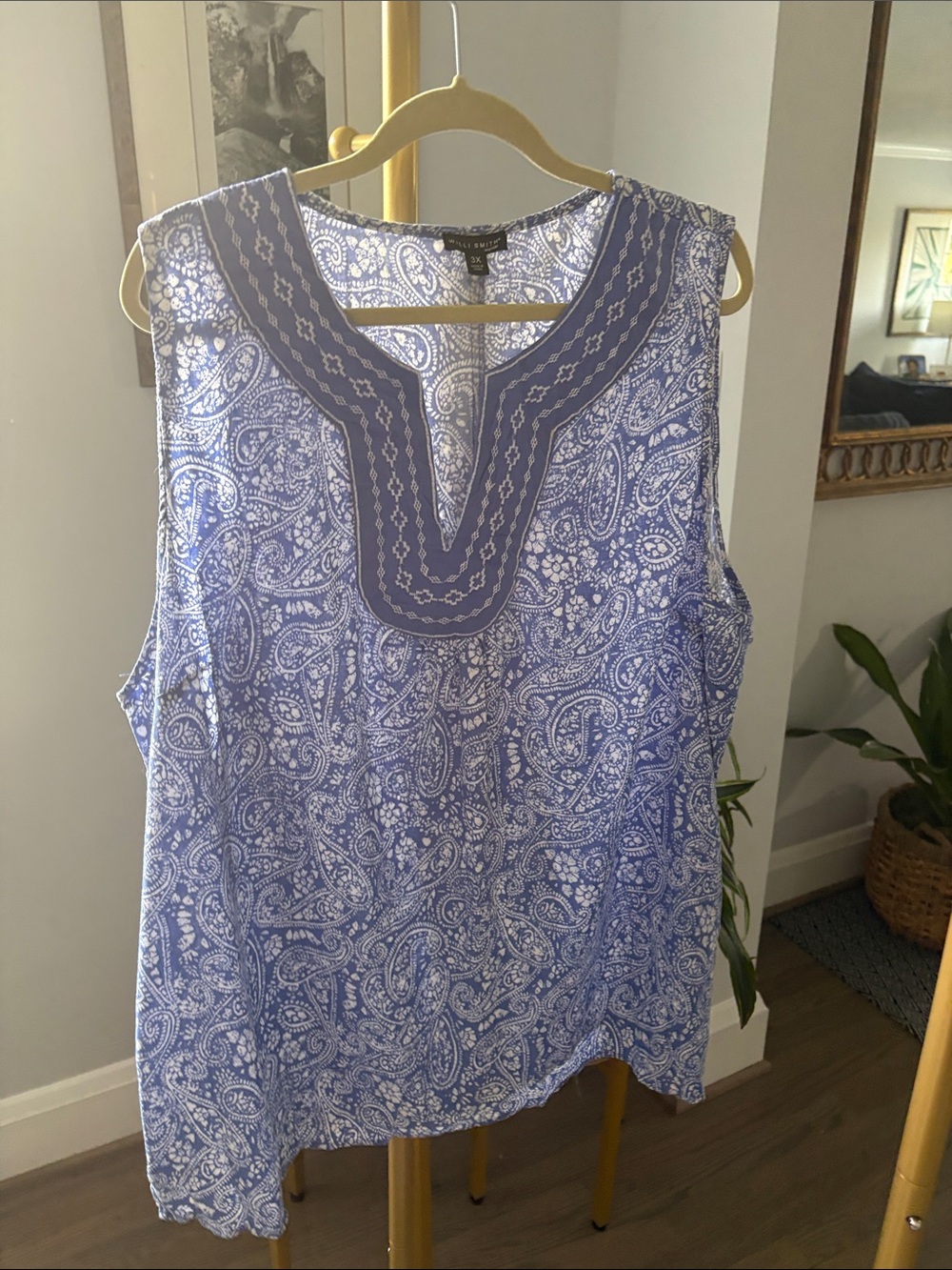 Willi Smith Blue White Paisley Sleeveless Embroidered V-Notch Top